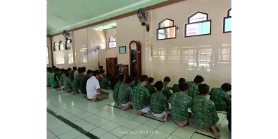 Kegiatan Sholat Dzuhur Berjamaah